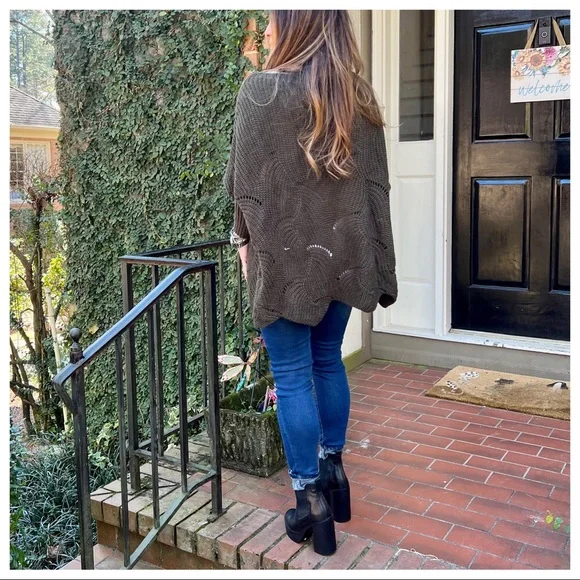 Made in Italy Chic Scallop Hem Loose Fit Sweater - Picture 6 of 8